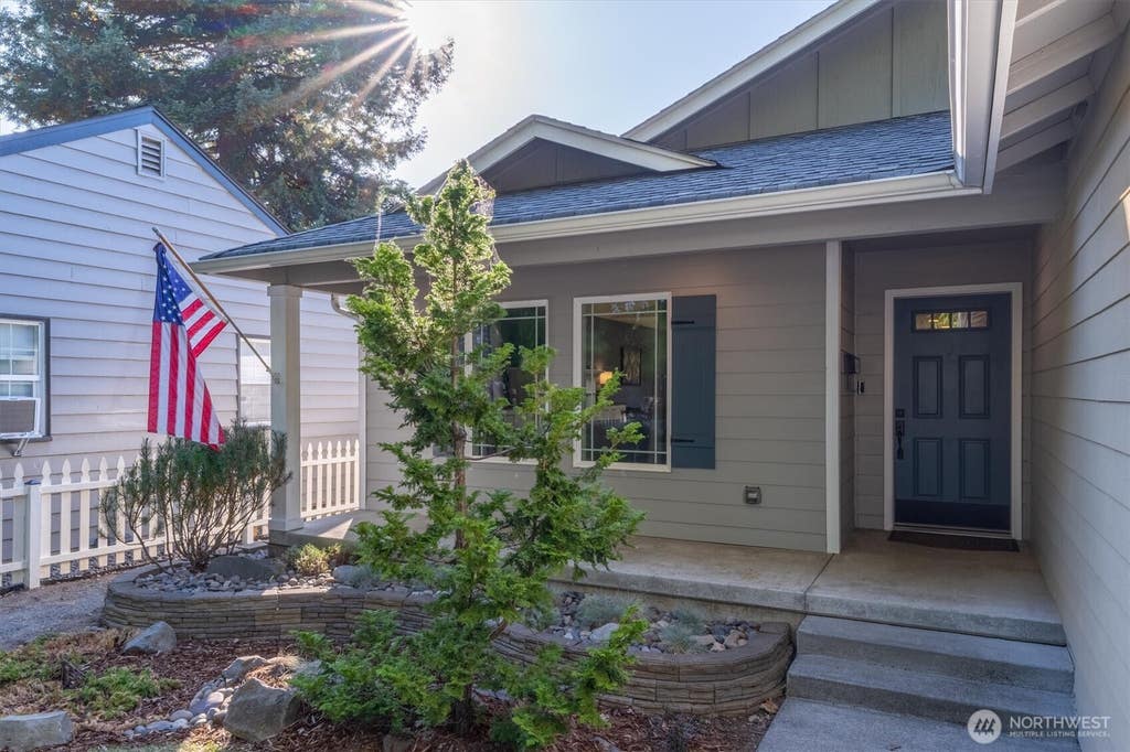 Photo of 527 26th Avenue, Longview, WA 98632 (MLS # 2565978)