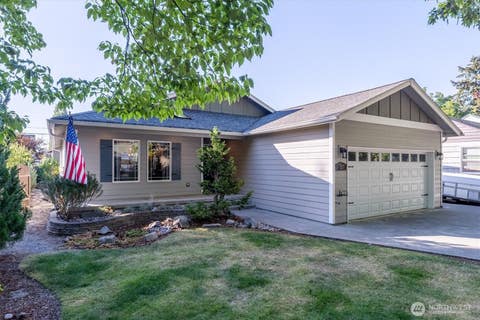 Photo of 527 26th Avenue, Longview, WA 98632 (MLS # 2565978)