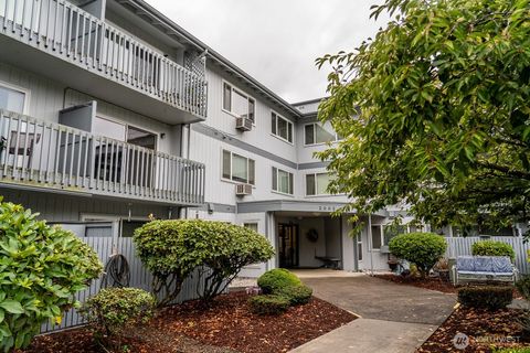 Photo of 2005 Tibbetts Dr #213, Longview, WA 98632 (MLS # 2427699)