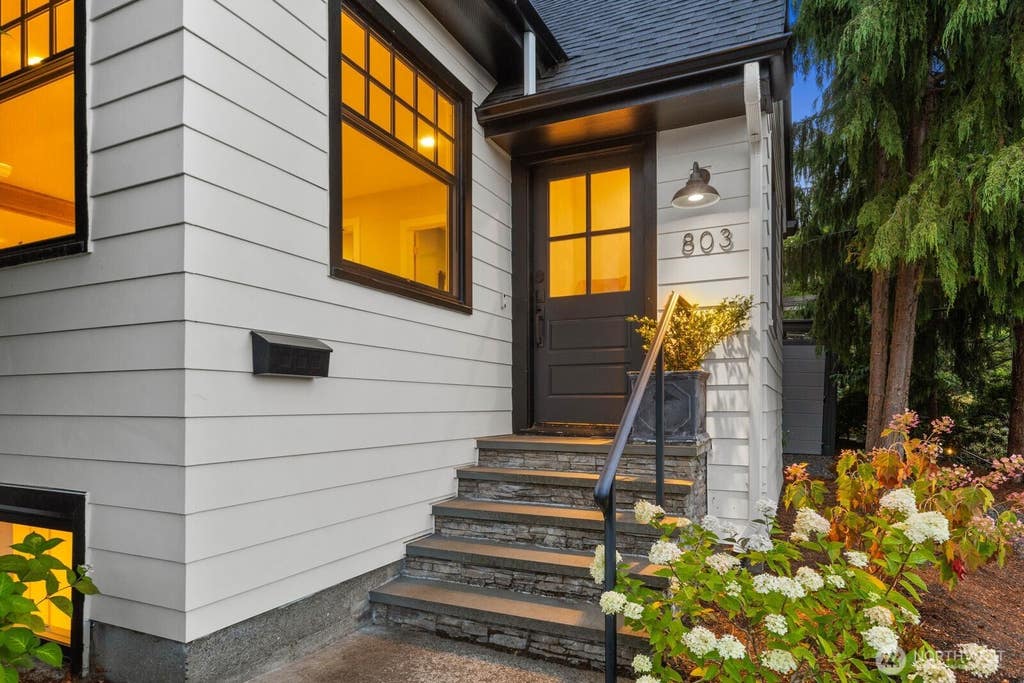 Photo of 803 W Etruria Street, Seattle, WA 98119 (MLS # 2567192)