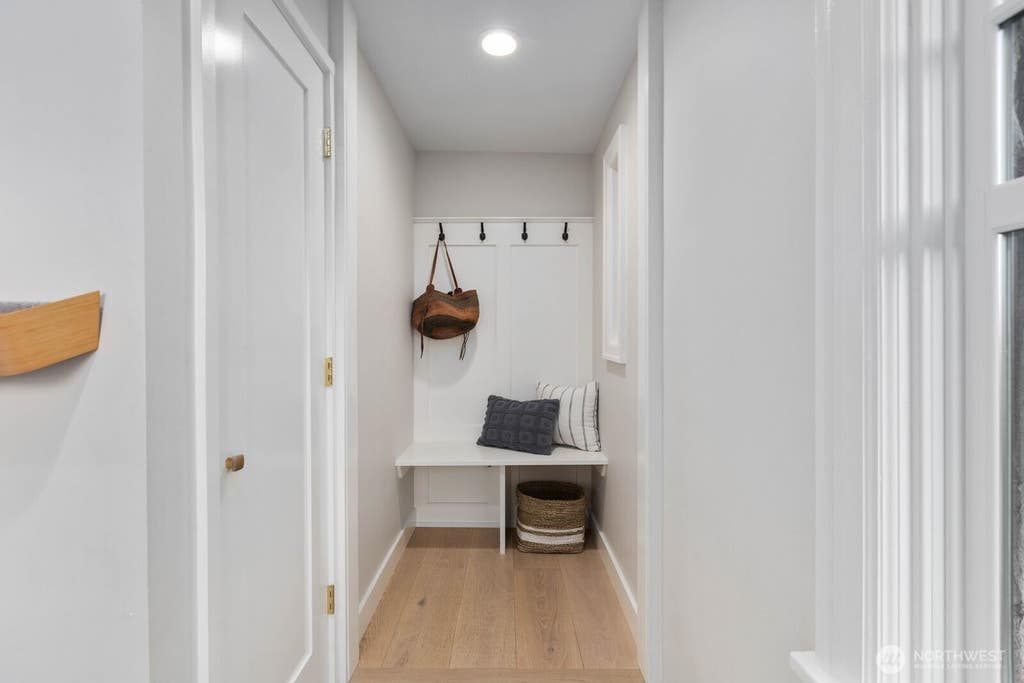Photo of 803 W Etruria Street, Seattle, WA 98119 (MLS # 2567192)