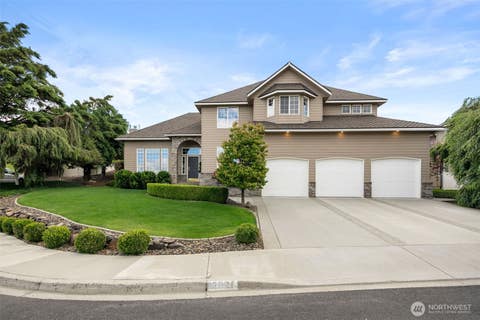 Photo of 2021 Broadhurst Place, Wenatchee, WA 98801 (MLS # 2537842)