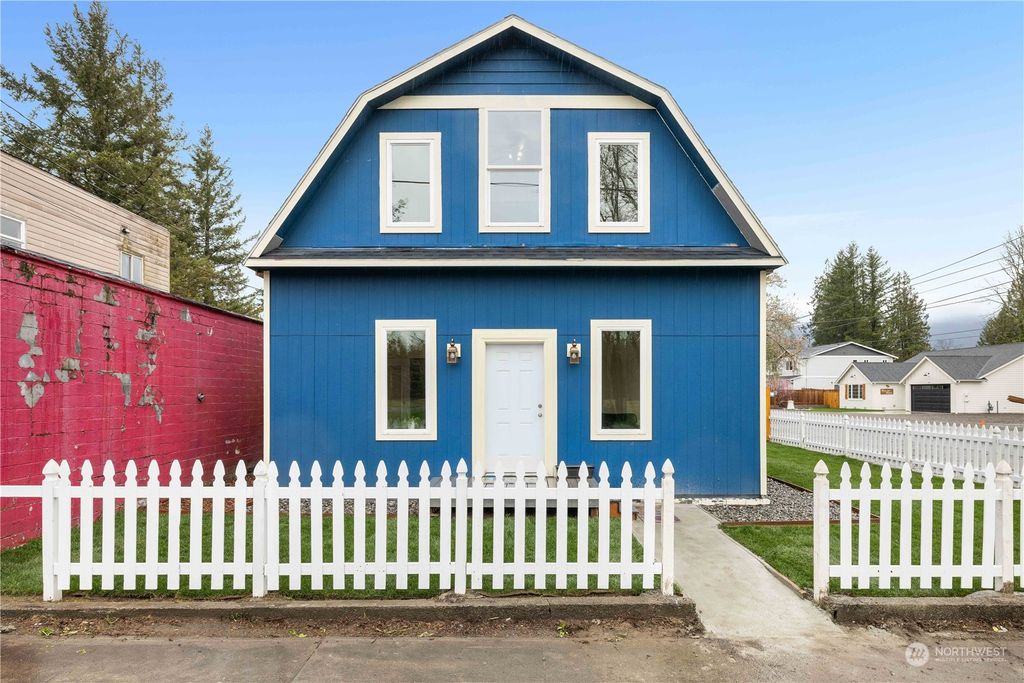 Photo of 121 Croft Avenue, Gold Bar, WA 98251 (MLS # 2053989)