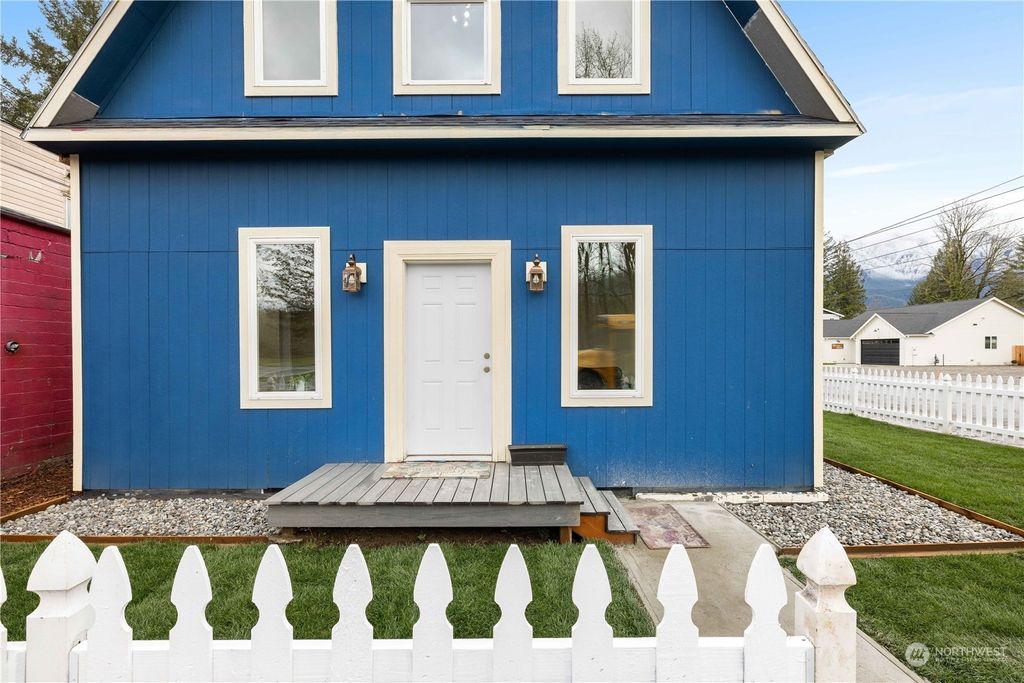 Photo of 121 Croft Avenue, Gold Bar, WA 98251 (MLS # 2053989)