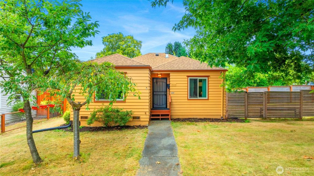 Photo of 3004 18th Street, Everett, WA 98201 (MLS # 2428233)
