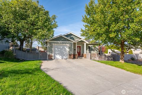 Photo of 1102 S Ashley Way, Moses Lake, WA 98837 (MLS # 2447599) Photo of 1102 S Ashley Way, Moses Lake, WA 98837 (MLS # 2447599)