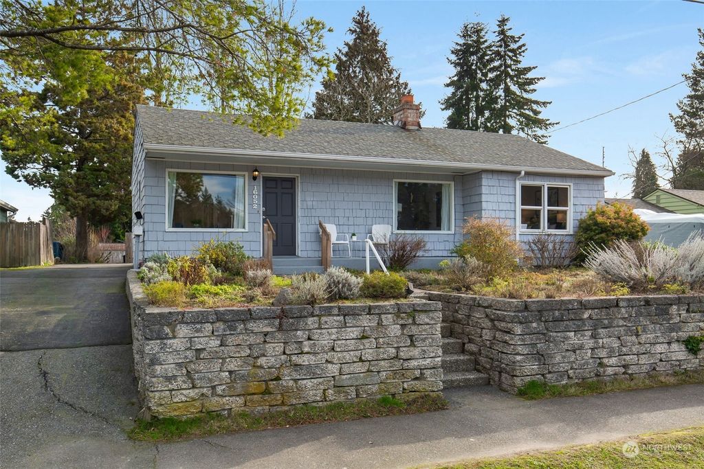 Photo of 16052 25th Avenue NE, Shoreline, WA 98155 (MLS # 2029310)
