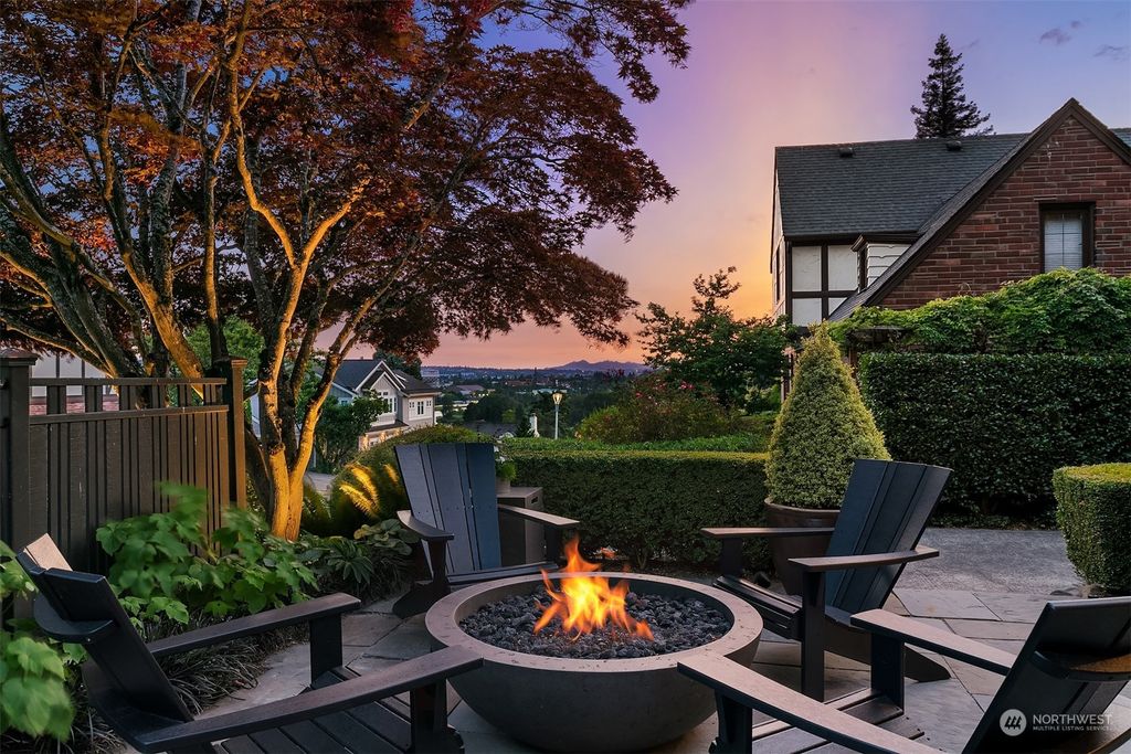 Photo of 4622 NE 40th Street, Seattle, WA 98105 (MLS # 2135679)