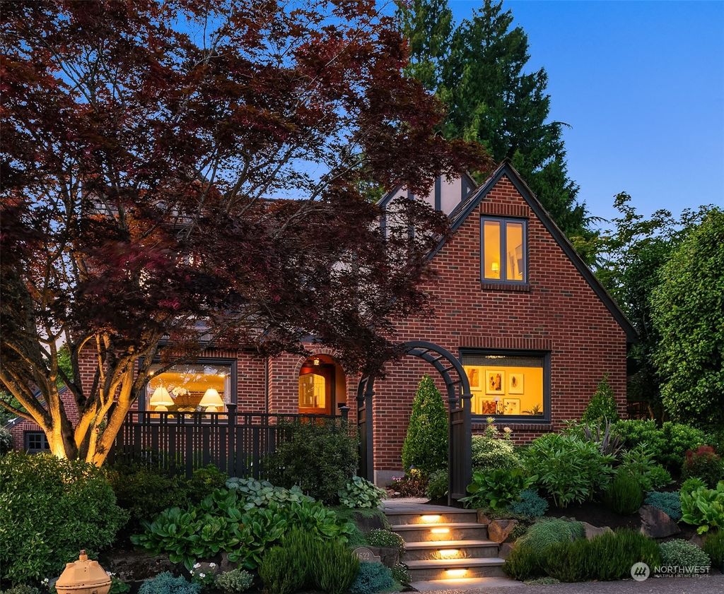 Photo of 4622 NE 40th Street, Seattle, WA 98105 (MLS # 2135679)