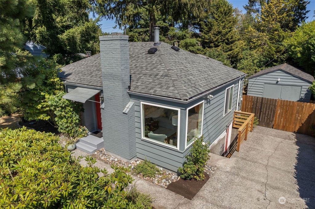 Photo of 15516 8th Avenue NE, Shoreline, WA 98155 (MLS # 2266953)