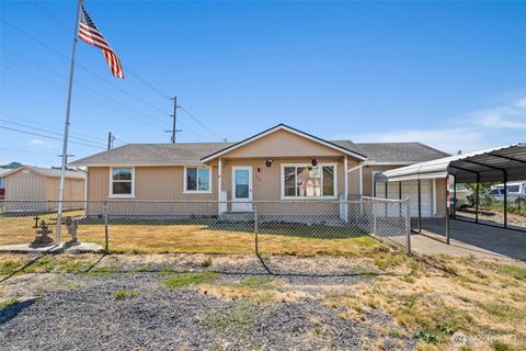 Photo of 309 SW 6th Street, Chehalis, WA 98532 (MLS # 2441242)