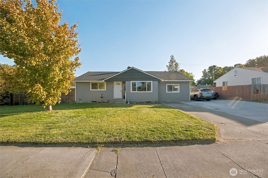 Photo of 2101 W Kennewick Avenue, Kennewick, WA 99336 (MLS # 2591343)