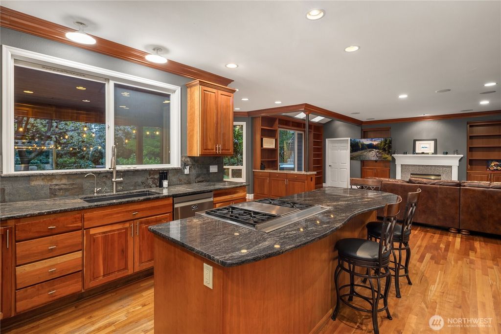 Photo of 10444 SE 22nd Street, Bellevue, WA 98004 (MLS # 2507461)