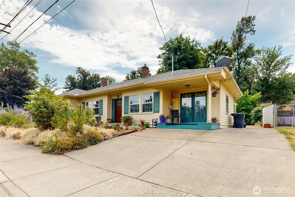 Photo of 1034 Hobson Street, Walla Walla, WA 99362 (MLS # 2550832)