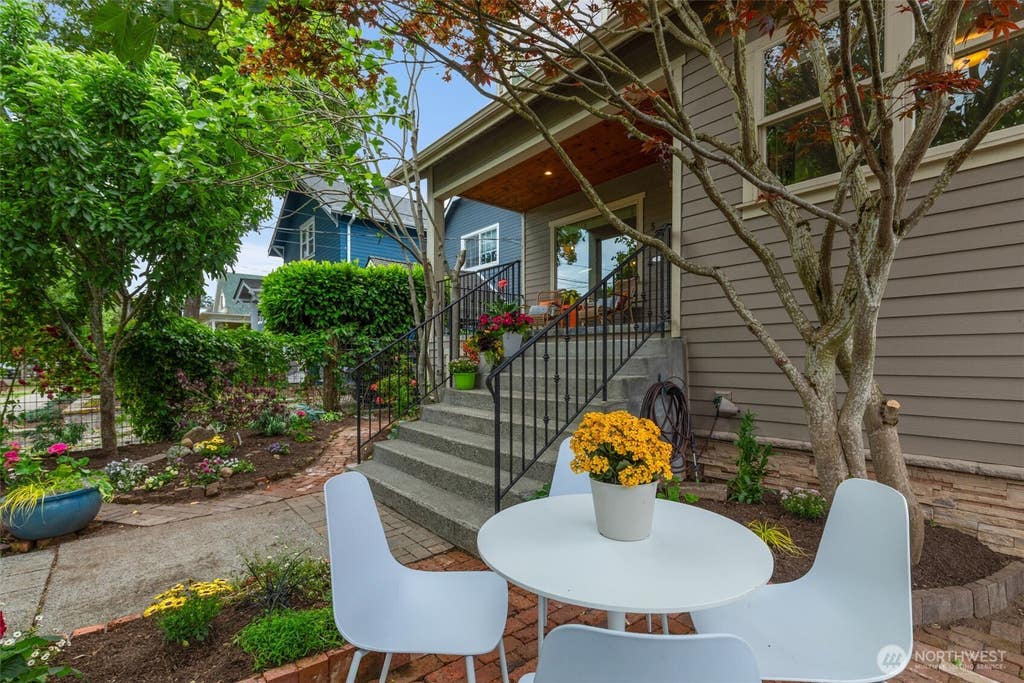 Photo of 525 27th Avenue, Seattle, WA 98122 (MLS # 2555467)
