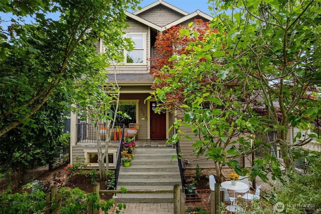 Photo of 525 27th Avenue, Seattle, WA 98122 (MLS # 2555467)
