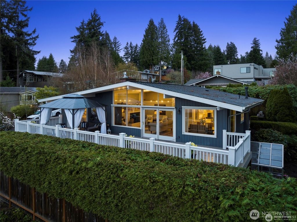 Photo of 10515 NE 48th Place, Kirkland, WA 98033 (MLS # 2377451)