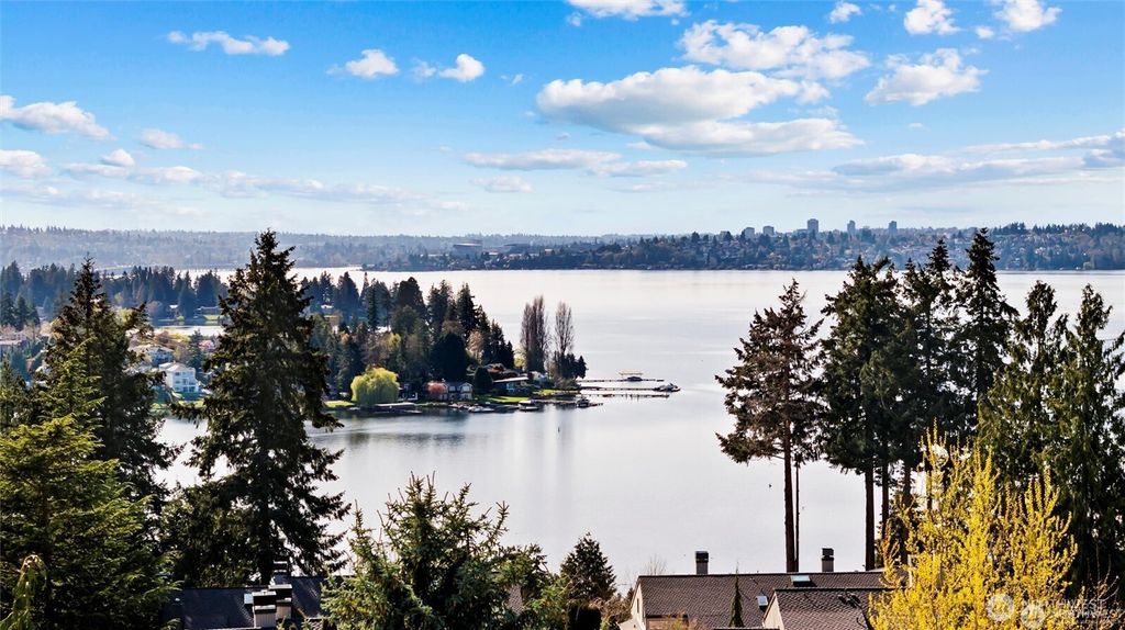 Photo of 10515 NE 48th Place, Kirkland, WA 98033 (MLS # 2377451)