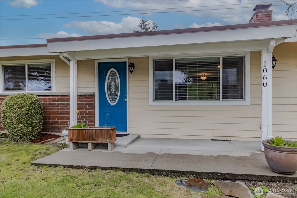 Photo of 1060 Lynnwood Avenue NE, Renton, WA 98056 (MLS # 2501538)