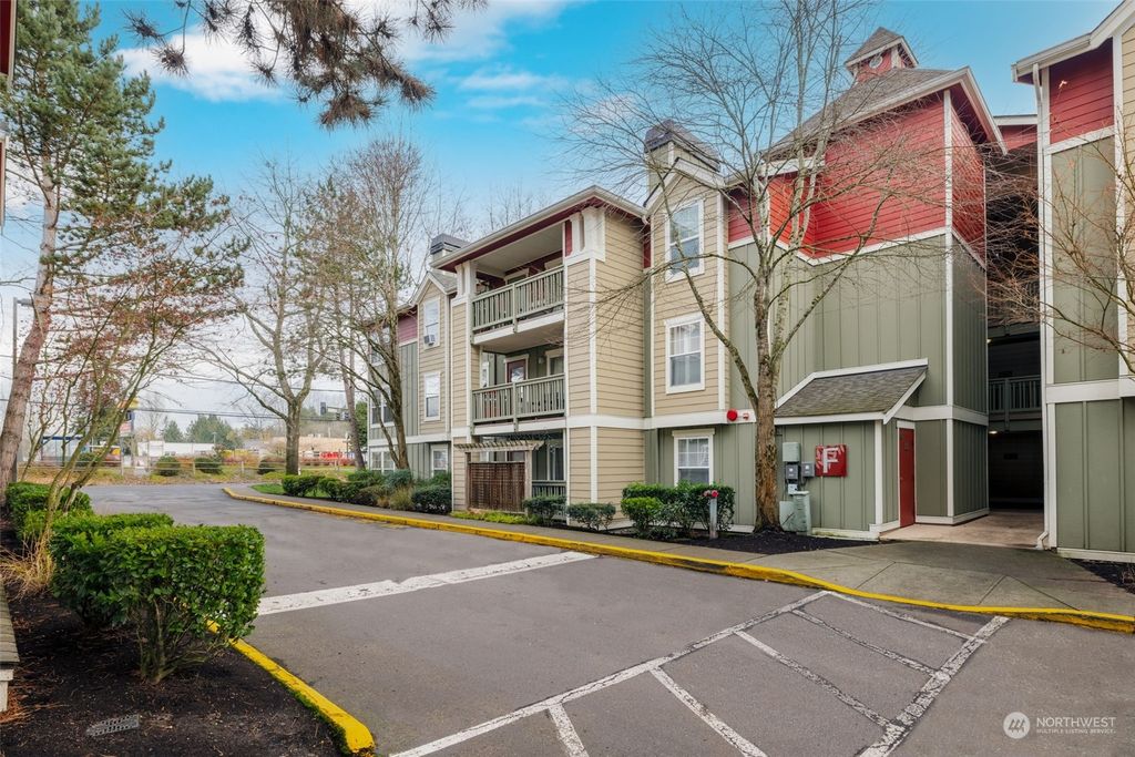 Photo of 7711 NE 175th Street #F-306, Kenmore, WA 98028 (MLS # 2316274)