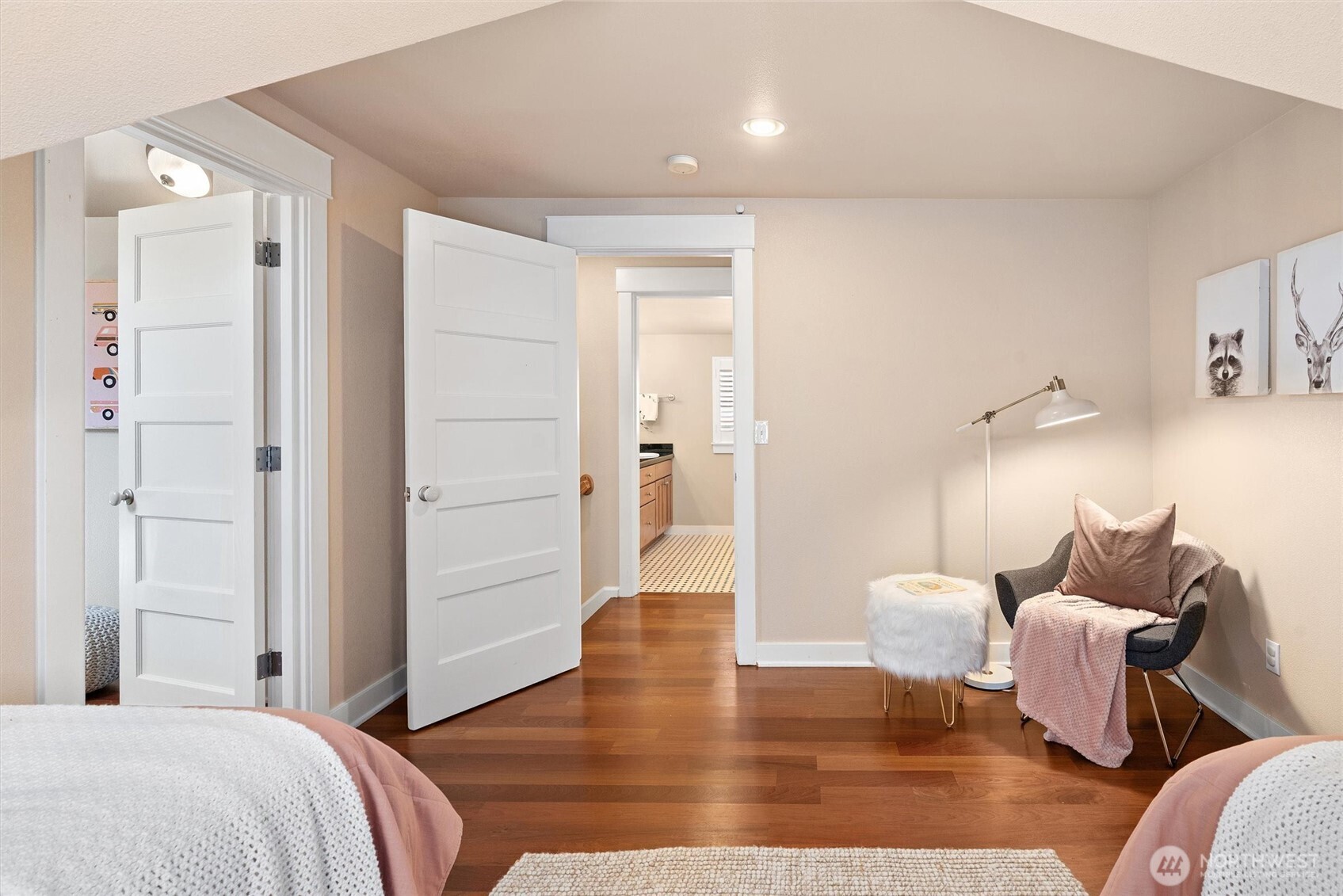 Seattle, Washington 98103, United States, 3 Bedrooms Bedrooms, ,3 BathroomsBathrooms,Residential,Active,96965