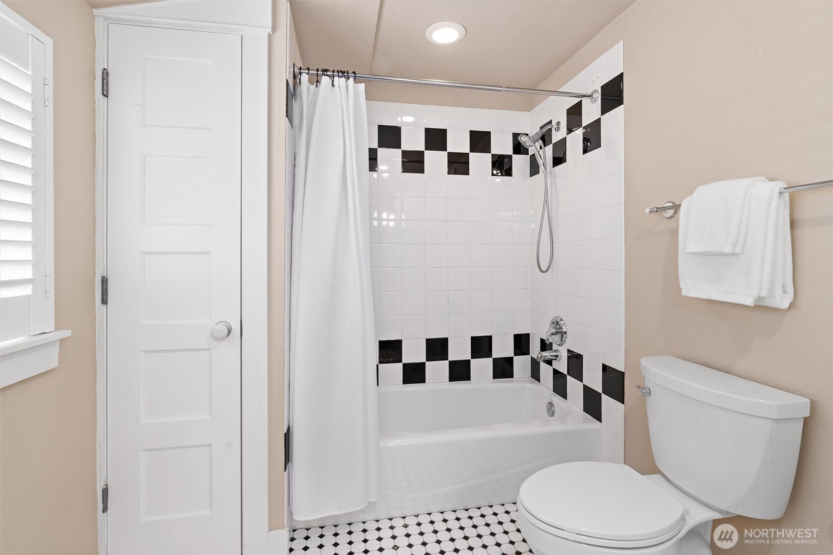 Seattle, Washington 98103, United States, 3 Bedrooms Bedrooms, ,3 BathroomsBathrooms,Residential,Active,96965