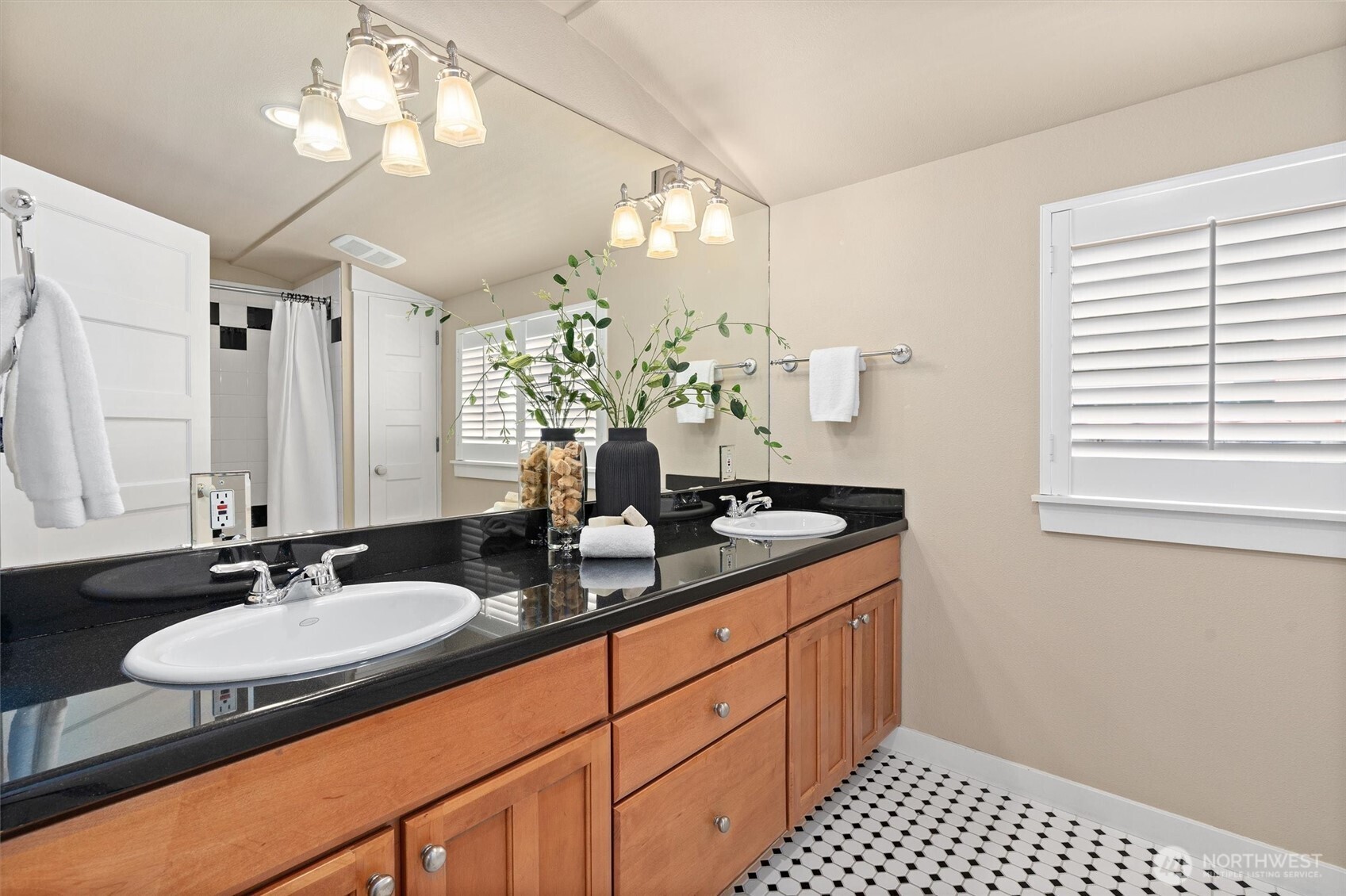 Seattle, Washington 98103, United States, 3 Bedrooms Bedrooms, ,3 BathroomsBathrooms,Residential,Active,96965