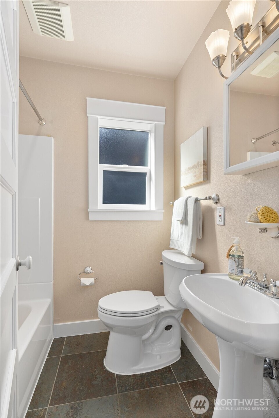 Seattle, Washington 98103, United States, 3 Bedrooms Bedrooms, ,3 BathroomsBathrooms,Residential,Active,96965