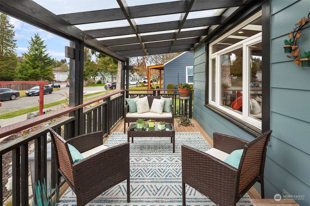 Photo of 5826 56th Avenue NE, Seattle, WA 98105 (MLS # 2026705)