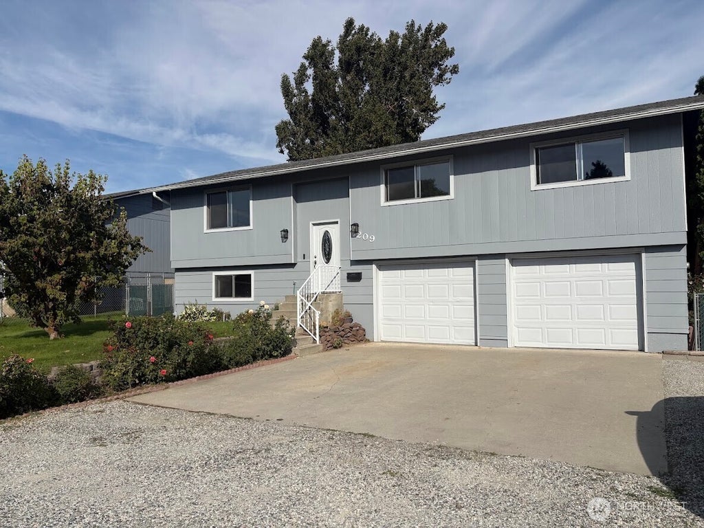 Photo of 209 Eastridge Drive, East Wenatchee, WA 98802 (MLS # 2579498)