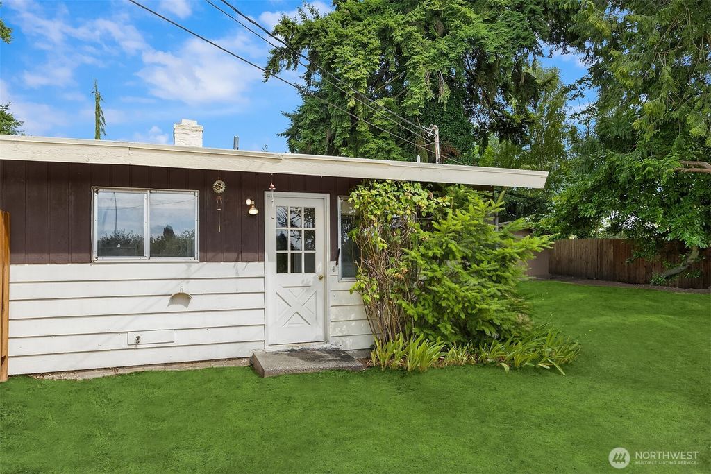 Photo of 1816 114th Avenue NE, Bellevue, WA 98004 (MLS # 2475225)