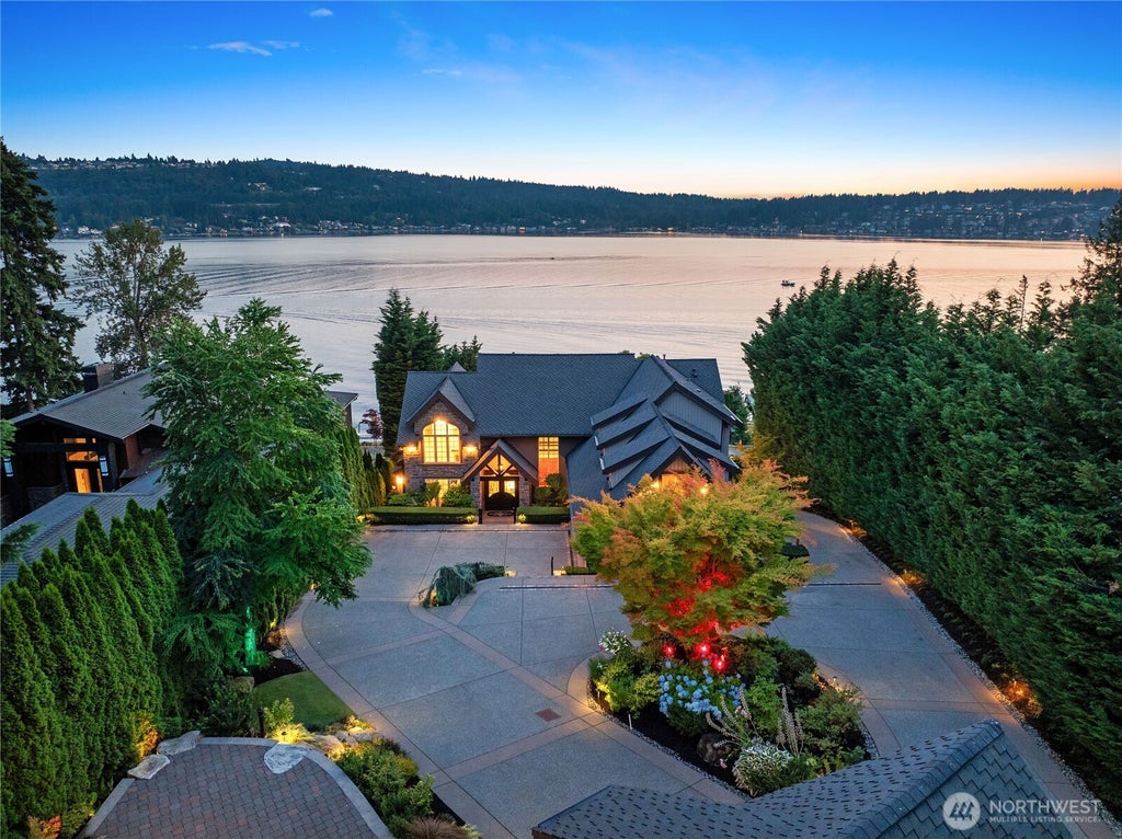Photo of 2845 E Lake Sammamish Parkway SE, Sammamish, WA 98075 (MLS # 2575599)