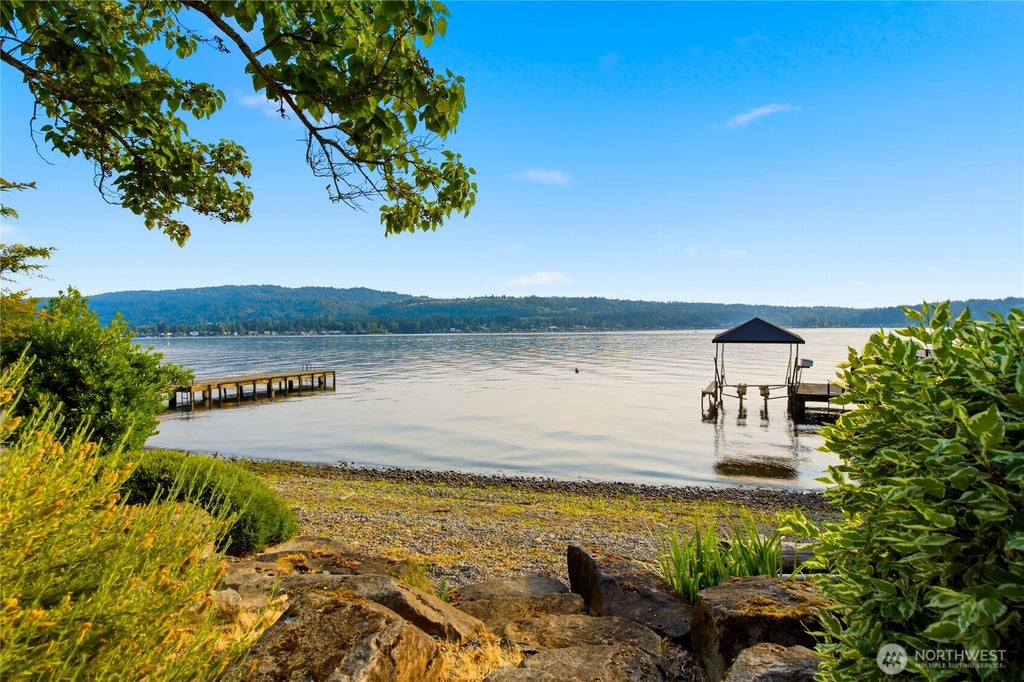 Photo of 2845 E Lake Sammamish Parkway SE, Sammamish, WA 98075 (MLS # 2575599)