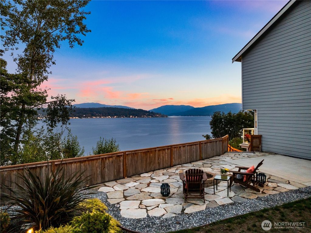 Photo of 670 W Lake Sammamish Parkway NE, Bellevue, WA 98008 (MLS # 2428872)