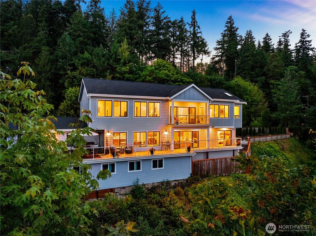 Photo of 670 W Lake Sammamish Parkway NE, Bellevue, WA 98008 (MLS # 2428872)