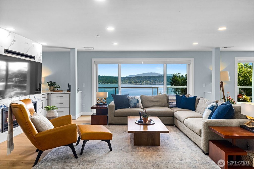 Photo of 670 W Lake Sammamish Parkway NE, Bellevue, WA 98008 (MLS # 2428872)
