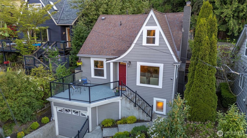 Photo of 2423 Everett Avenue E, Seattle, WA 98102 (MLS # 2366336)