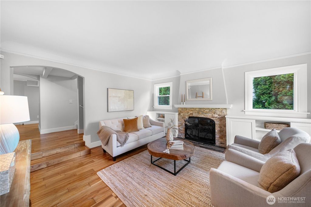 Photo of 2423 Everett Avenue E, Seattle, WA 98102 (MLS # 2366336)