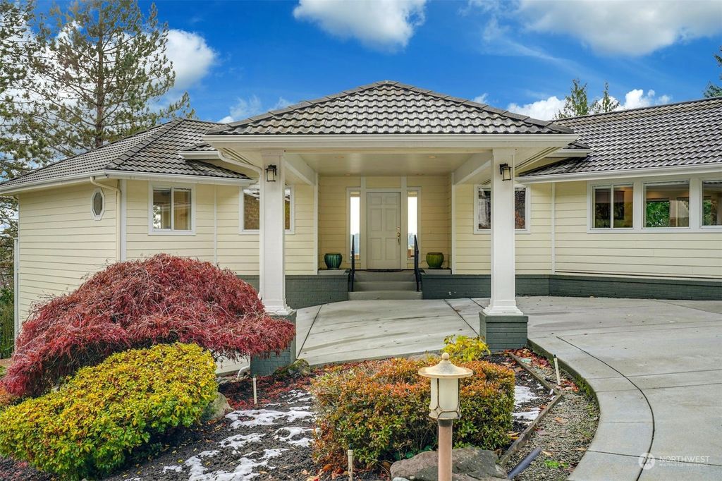 Photo of 13851 65th Place NE, Kirkland, WA 98034 (MLS # 2017417)