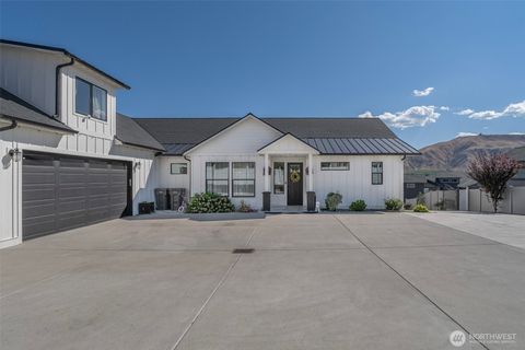 Photo of 865 S Mary Ave, East Wenatchee, WA 98802 (MLS # 2458081)