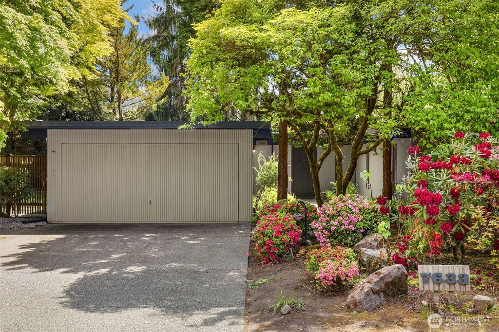 Photo of 7633 NE 123rd Street, Kirkland, WA 98034 (MLS # 2384868)