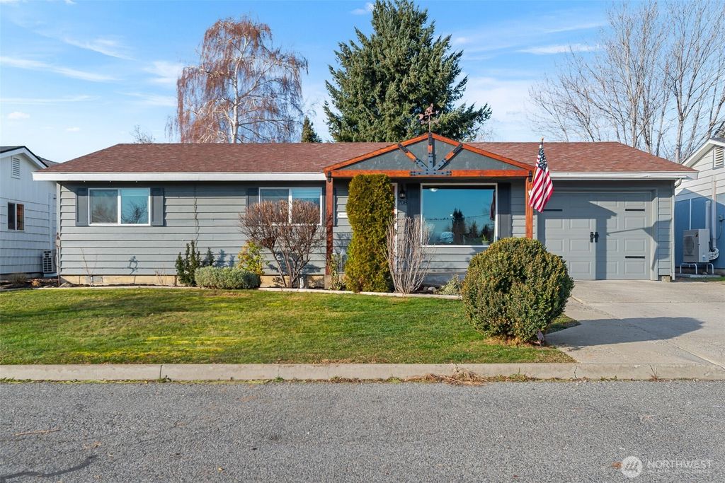 Photo of 708 Cherry Court Ct, Wenatchee, WA 98801 (MLS # 2474902)