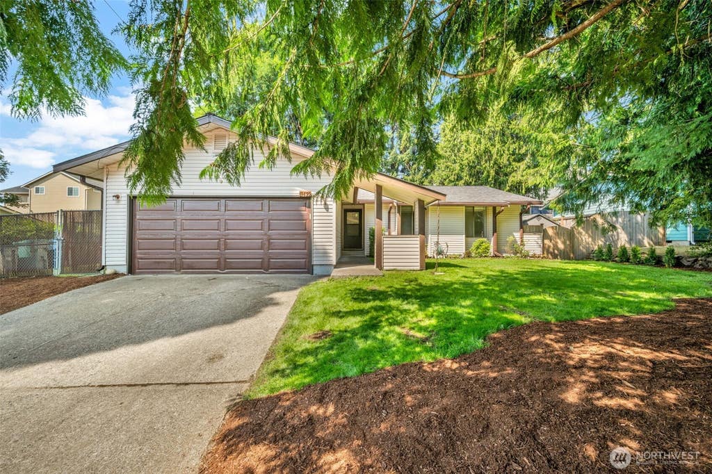 Photo of 11622 SE 320th Street, Auburn, WA 98092 (MLS # 2566714)