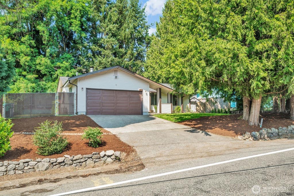 Photo of 11622 SE 320th Street, Auburn, WA 98092 (MLS # 2566714)