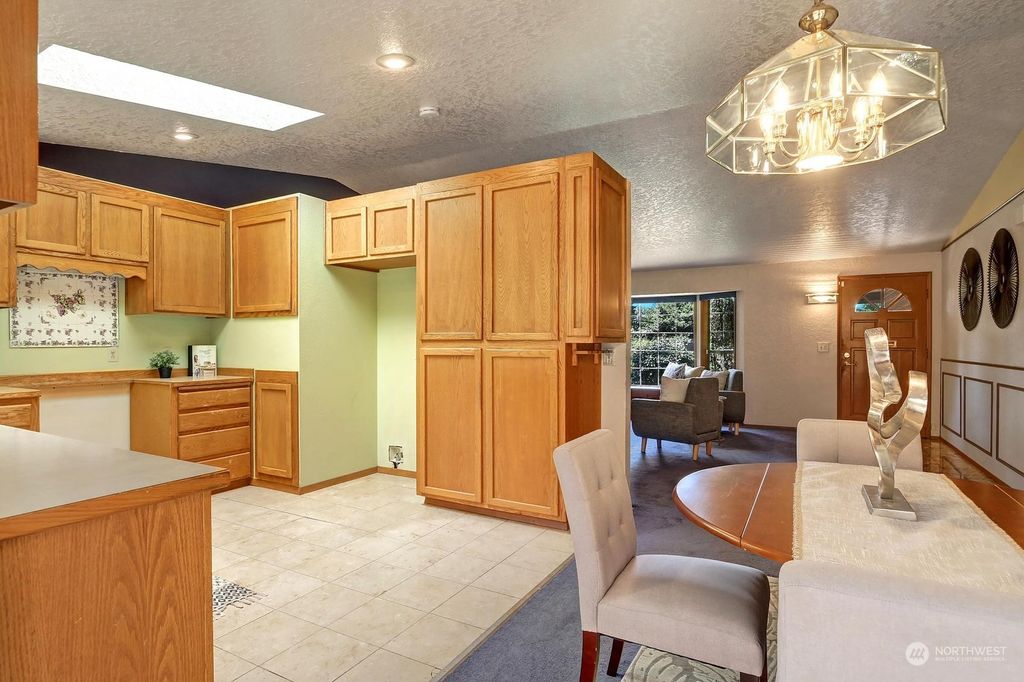 listing image 9363445380029382857