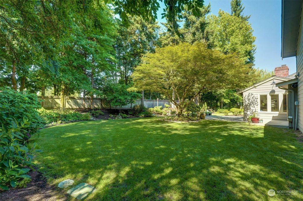Photo of 2727 93rd Avenue NE, Clyde Hill, WA 98004 (MLS # 2151098)