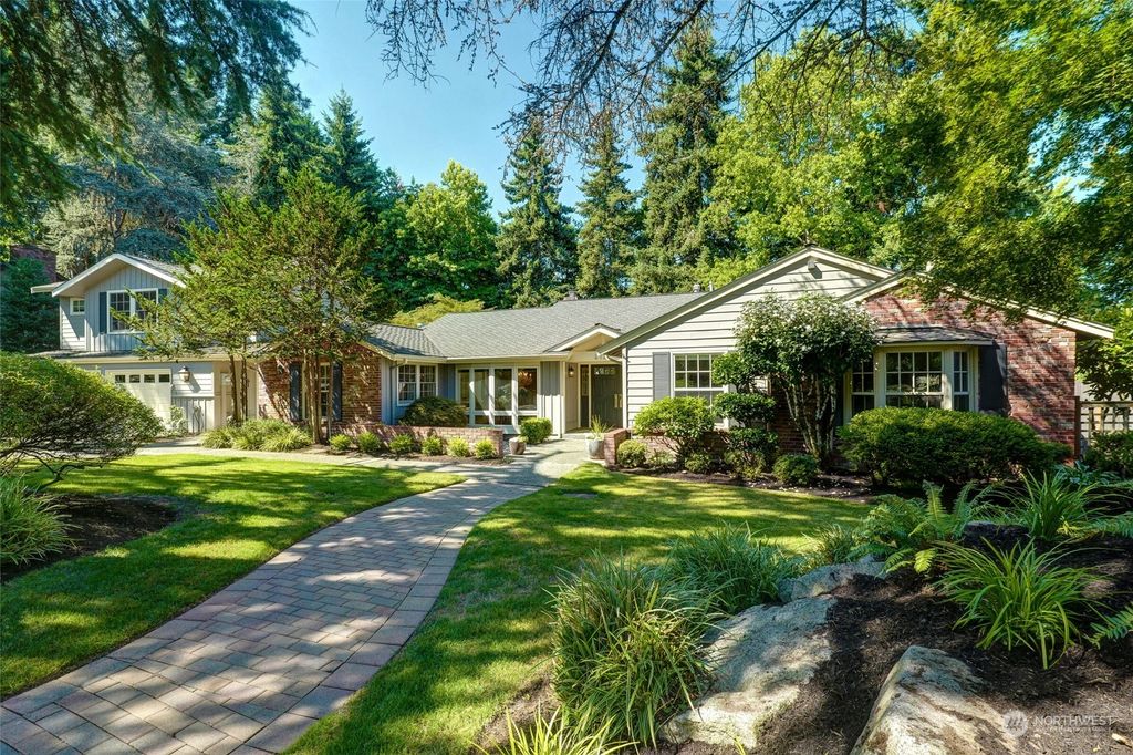 Photo of 2727 93rd Avenue NE, Clyde Hill, WA 98004 (MLS # 2151098)
