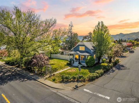 Photo of 1133 Washington Street, Wenatchee, WA 98801 (MLS # 2511714)
