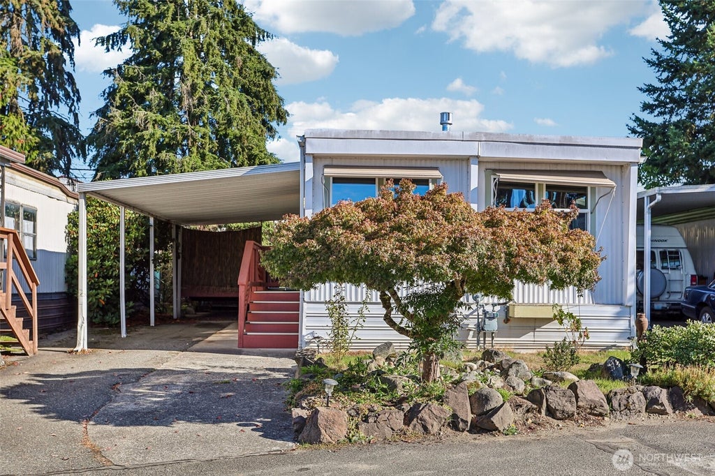 Photo of 7301 NE 175th Street #305, Kenmore, WA 98028 (MLS # 2591836)