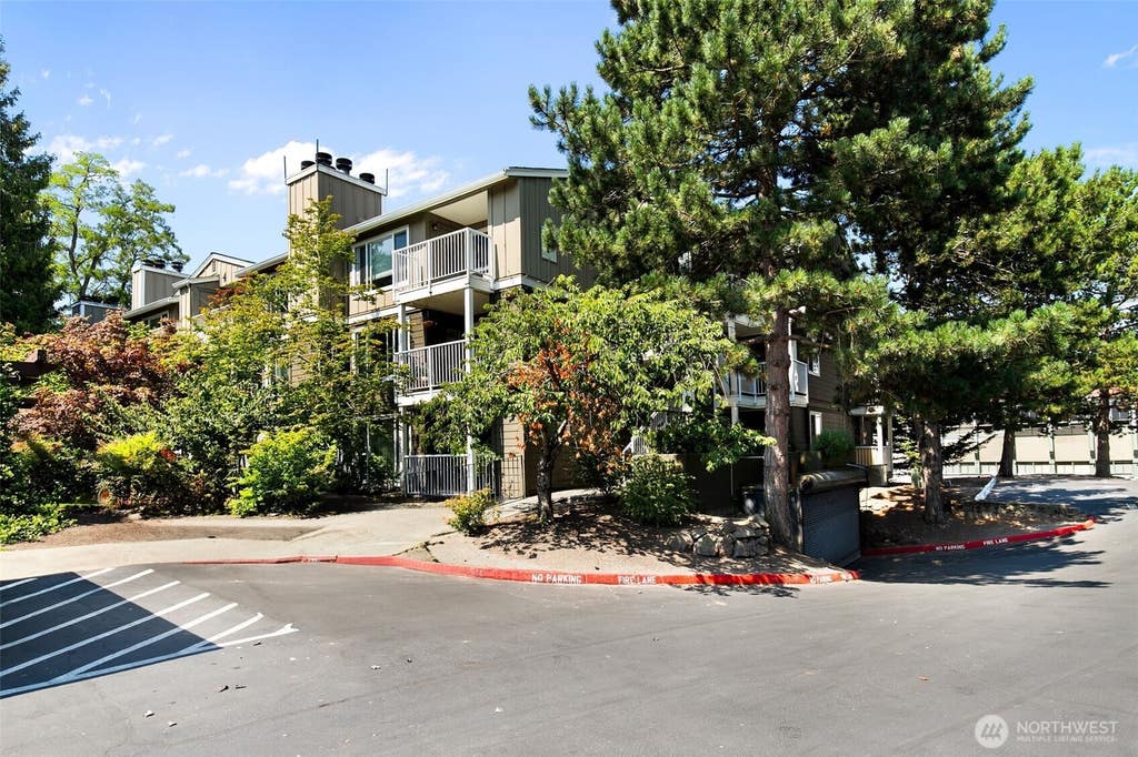 Photo of 300 N 130th Street #7207, Seattle, WA 98133 (MLS # 2573832)